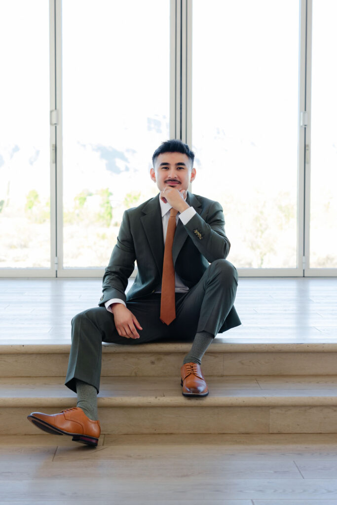 Modern yet timeless Phoenix wedding imagery at an outdoor Arizona venue.